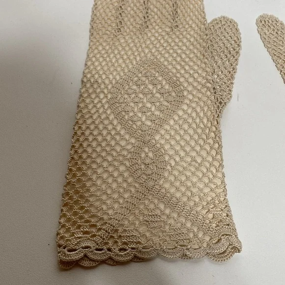 Vintage Crochet 1930’s-1940’s Gloves in Ivory - Picture 2 of 11